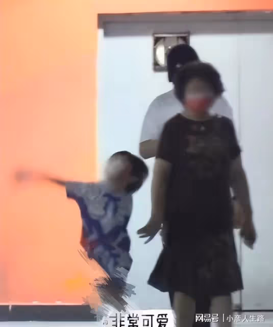 黃曉明楊穎輪流帶娃？5歲小海綿蹦跳好活潑，爸爸全程低頭看手機