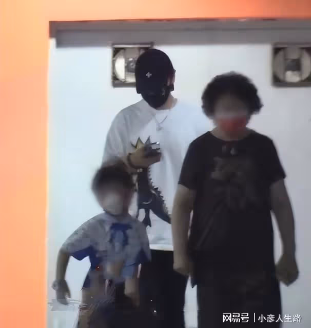 黃曉明楊穎輪流帶娃？5歲小海綿蹦跳好活潑，爸爸全程低頭看手機