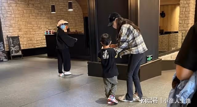 黃曉明楊穎輪流帶娃？5歲小海綿蹦跳好活潑，爸爸全程低頭看手機