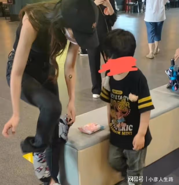 黃曉明楊穎輪流帶娃？5歲小海綿蹦跳好活潑，爸爸全程低頭看手機