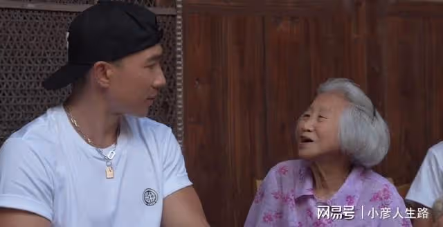 劉畊宏攜家人一起回鄉,與親人合影留念,懷念自己外公落淚!
