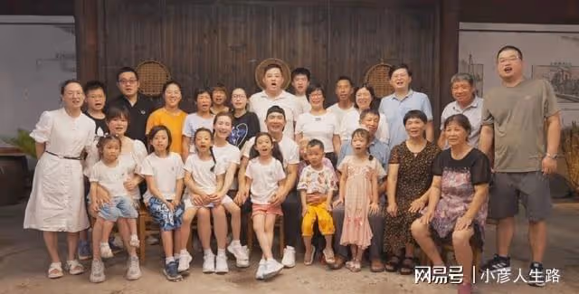 劉畊宏攜家人一起回鄉,與親人合影留念,懷念自己外公落淚!
