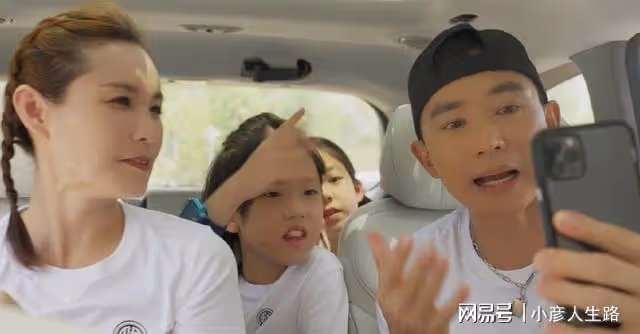 劉畊宏攜家人一起回鄉,與親人合影留念,懷念自己外公落淚!