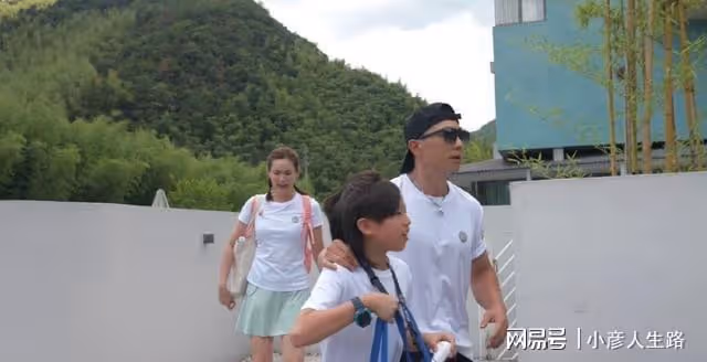 劉畊宏攜家人一起回鄉,與親人合影留念,懷念自己外公落淚!
