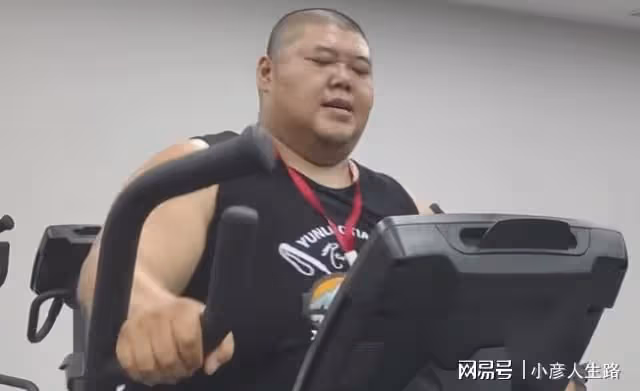 泡泡龍離世17個月後,胖猴仔減200斤,「三劍客」僅恩克仍堅持吃