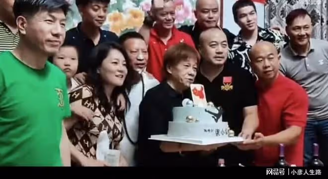 74歲梁小龍擺酒慶生,拉條幅支持祖國,台灣是中國的,誰也不能動
