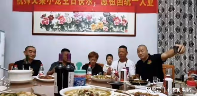 74歲梁小龍擺酒慶生,拉條幅支持祖國,台灣是中國的,誰也不能動