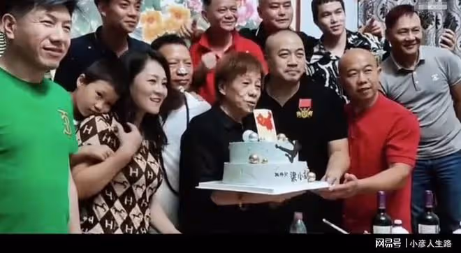 74歲梁小龍擺酒慶生,拉條幅支持祖國,台灣是中國的,誰也不能動