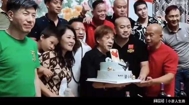 74歲梁小龍擺酒慶生,拉條幅支持祖國,台灣是中國的,誰也不能動