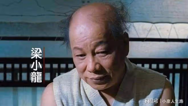 74歲梁小龍擺酒慶生,拉條幅支持祖國,台灣是中國的,誰也不能動