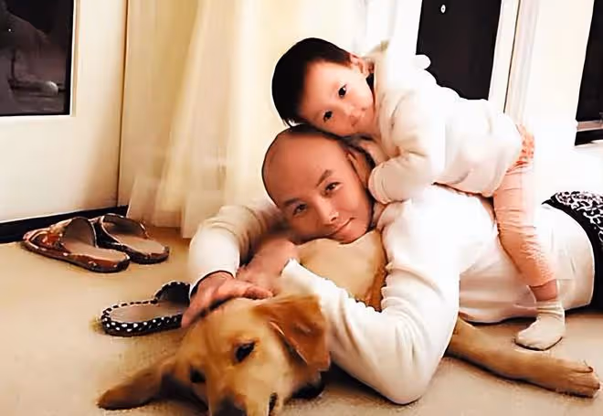樂嘉前妻在洛杉磯癌症去世,父女拉薩跪拜為其祈福,9歲幼女痛哭