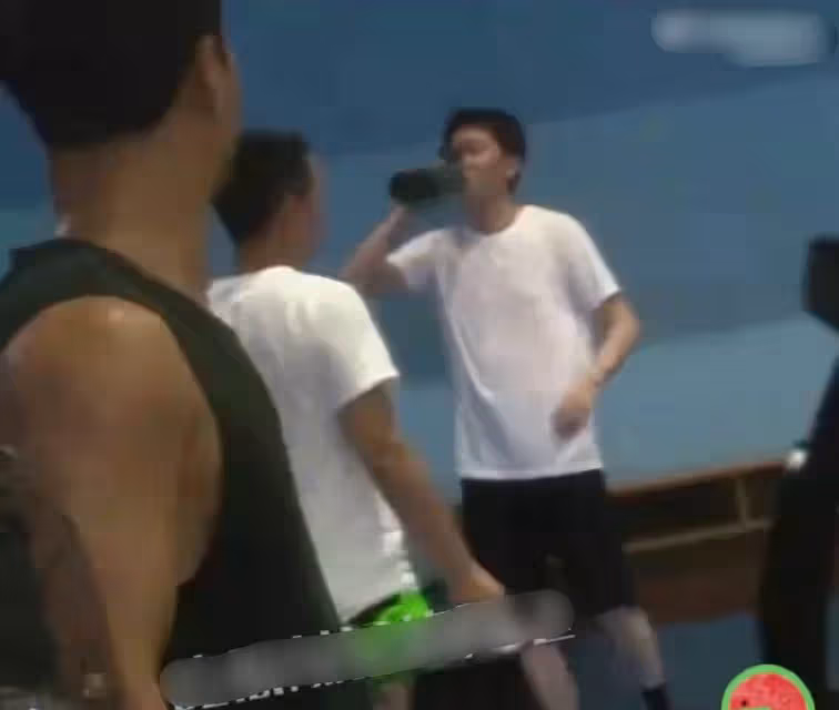 43歲馮紹峰打球裸上身,體力不支狂擦汗,意外露出「游泳圈」 網友直呼:快點管理身材