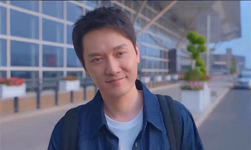 43歲馮紹峰打球裸上身,體力不支狂擦汗,意外露出「游泳圈」 網友直呼:快點管理身材