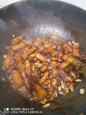 不用放油，簡單下飯的：紅燒土豆塊五花肉
