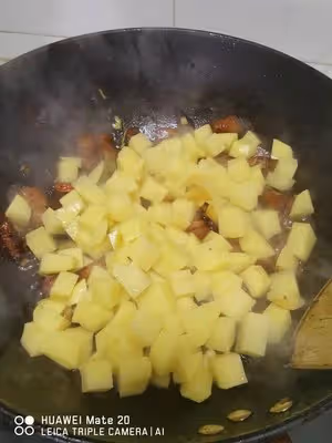 不用放油，簡單下飯的：紅燒土豆塊五花肉