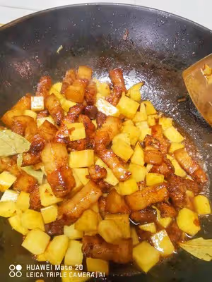 不用放油，簡單下飯的：紅燒土豆塊五花肉