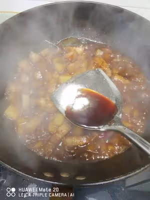 不用放油，簡單下飯的：紅燒土豆塊五花肉