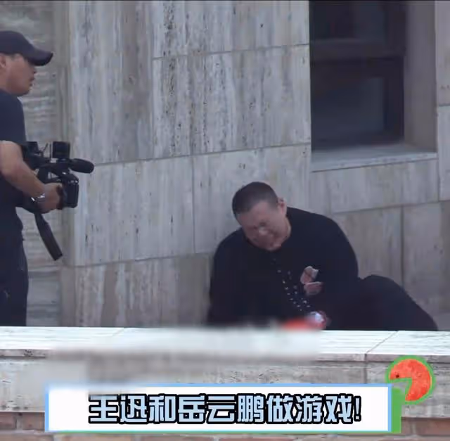 岳雲鵬高溫錄節目累癱 坐牆角痛苦齜牙咧嘴