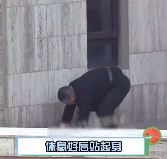 岳雲鵬高溫錄節目累癱 坐牆角痛苦齜牙咧嘴
