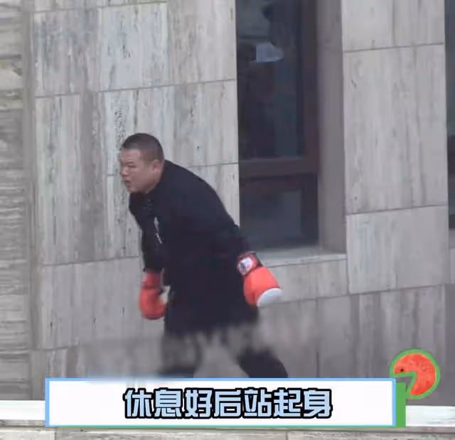 岳雲鵬高溫錄節目累癱 坐牆角痛苦齜牙咧嘴