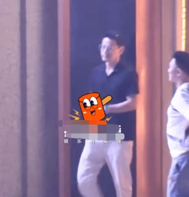 男演員與緋聞對象聚餐疑醉酒 數次掏襠被疑暗示