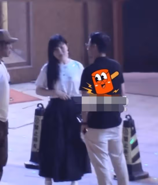 男演員與緋聞對象聚餐疑醉酒 數次掏襠被疑暗示
