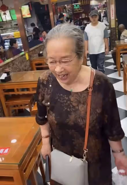 86歲李明啟獨自逛街邊小吃店,白髮蹣跚提兩袋饃,笑容慈祥引圍觀