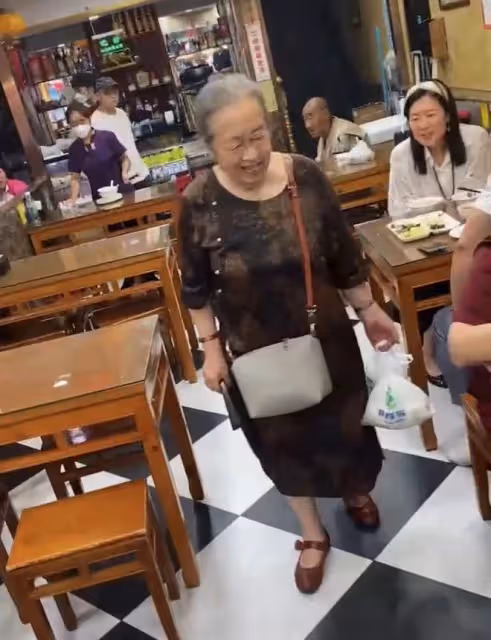 86歲李明啟獨自逛街邊小吃店,白髮蹣跚提兩袋饃,笑容慈祥引圍觀