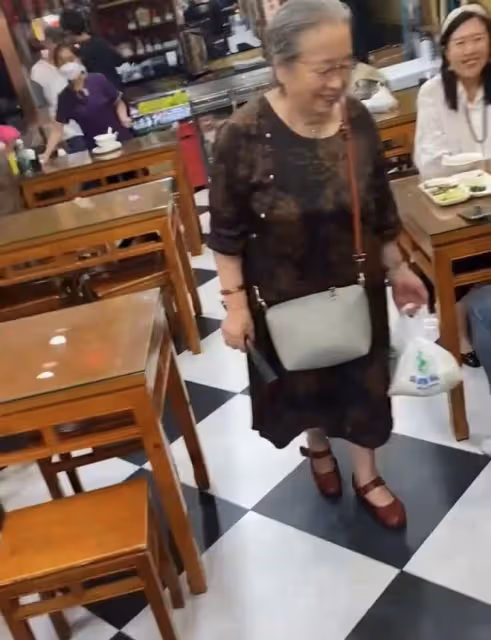 86歲李明啟獨自逛街邊小吃店,白髮蹣跚提兩袋饃,笑容慈祥引圍觀