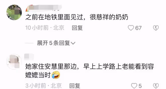 86歲李明啟獨自逛街邊小吃店,白髮蹣跚提兩袋饃,笑容慈祥引圍觀