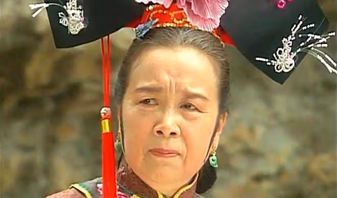 86歲李明啟獨自逛街邊小吃店,白髮蹣跚提兩袋饃,笑容慈祥引圍觀