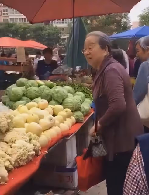 86歲李明啟獨自逛街邊小吃店,白髮蹣跚提兩袋饃,笑容慈祥引圍觀