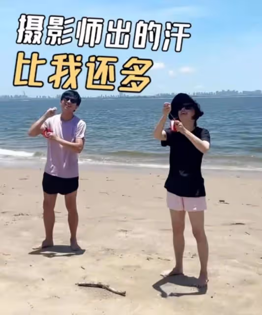 鄧超孫儷烈日下放風箏,穿情侶裝膚色差明顯,孫儷一路小跑好愜意