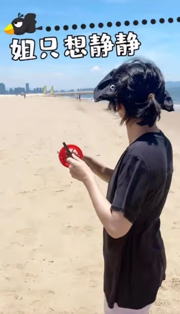 鄧超孫儷烈日下放風箏,穿情侶裝膚色差明顯,孫儷一路小跑好愜意