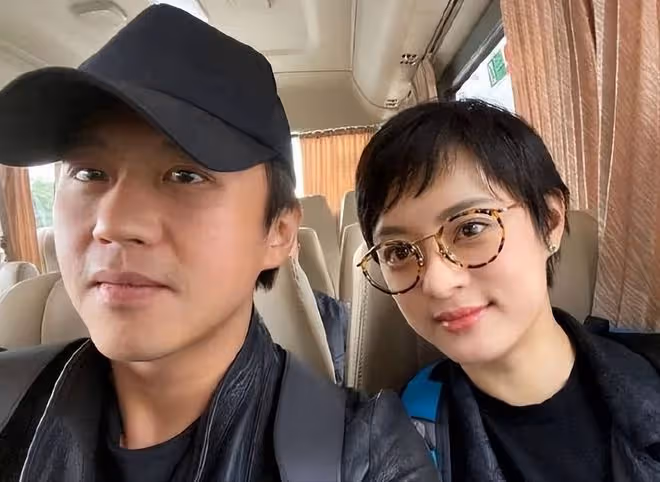 鄧超孫儷烈日下放風箏,穿情侶裝膚色差明顯,孫儷一路小跑好愜意