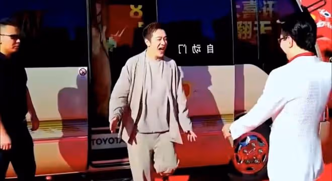 孫耀威陳浩民為內地網紅伴舞!直播淪為背景板,站立不動表情尷尬