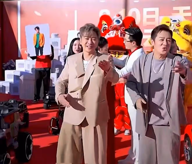 孫耀威陳浩民為內地網紅伴舞!直播淪為背景板,站立不動表情尷尬