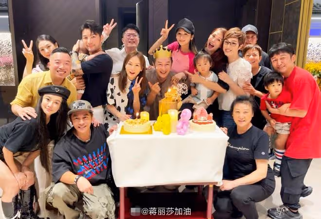孫耀威陳浩民為內地網紅伴舞!直播淪為背景板,站立不動表情尷尬