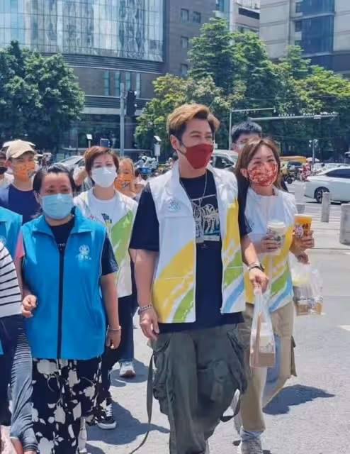 孫耀威陳浩民為內地網紅伴舞!直播淪為背景板,站立不動表情尷尬