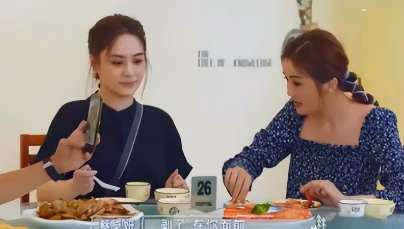 阿嬌阿sa罕曬性感大片!穿包臀裙曲線完美,叉腰昂頭動作嫵媚,眼神魅惑太撩人