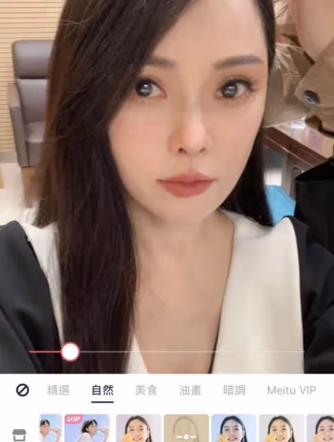 54歲伊能靜曬近照!無濾鏡下皮膚細膩如少女,纖細大長腿搶鏡,身姿出眾美艷動人