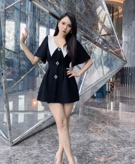 54歲伊能靜曬近照!無濾鏡下皮膚細膩如少女,纖細大長腿搶鏡,身姿出眾美艷動人