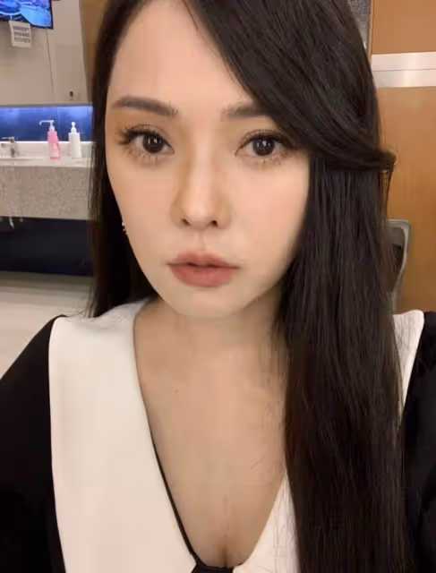 54歲伊能靜曬近照!無濾鏡下皮膚細膩如少女,纖細大長腿搶鏡,身姿出眾美艷動人