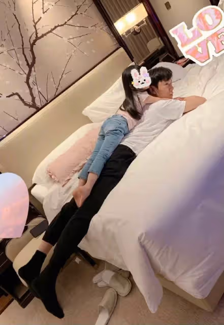 54歲伊能靜曬近照!無濾鏡下皮膚細膩如少女,纖細大長腿搶鏡,身姿出眾美艷動人
