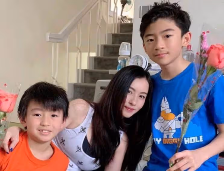 張柏芝曝光15歲兒子正臉照!濃眉大眼氣質不俗,古銅色皮膚一頭卷髪帥氣十足,意外撞臉楊爍