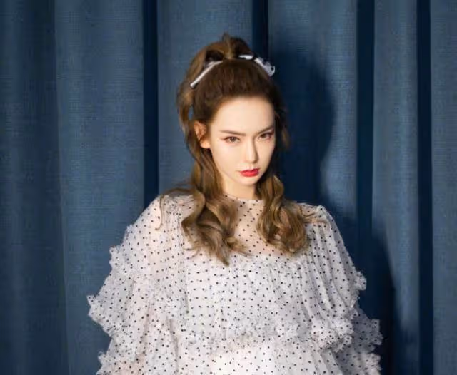 戚薇全素顏生圖流出!37歲面部線條優越,五官清秀少女感十足,網友:難怪李承鉉那麼愛