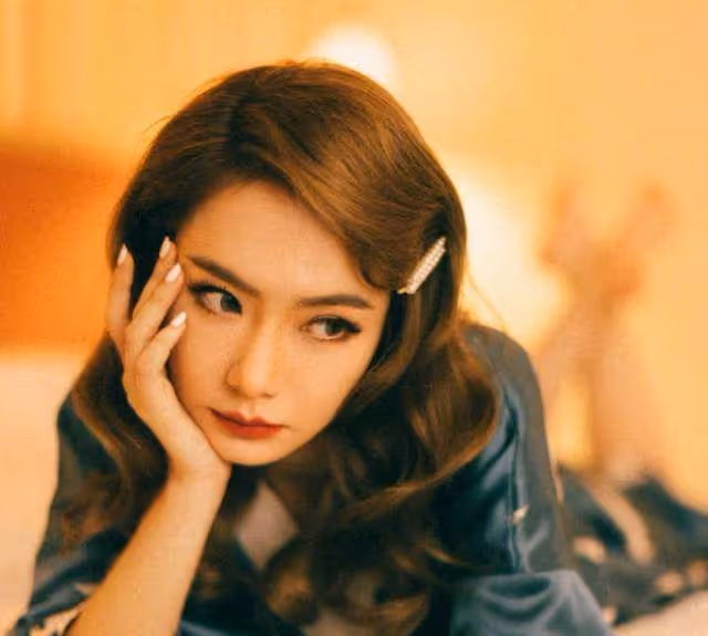 戚薇全素顏生圖流出!37歲面部線條優越,五官清秀少女感十足,網友:難怪李承鉉那麼愛