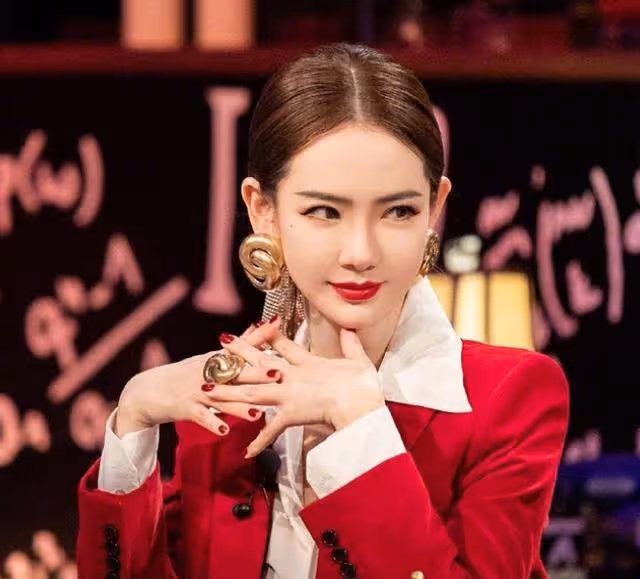 戚薇全素顏生圖流出!37歲面部線條優越,五官清秀少女感十足,網友:難怪李承鉉那麼愛