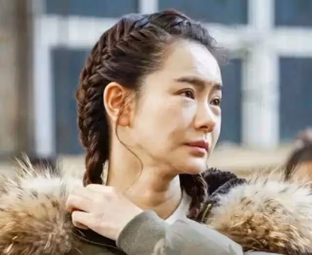 戚薇全素顏生圖流出！37歲面部線條優越，五官清秀少女感十足，網友：難怪李承鉉那麼愛