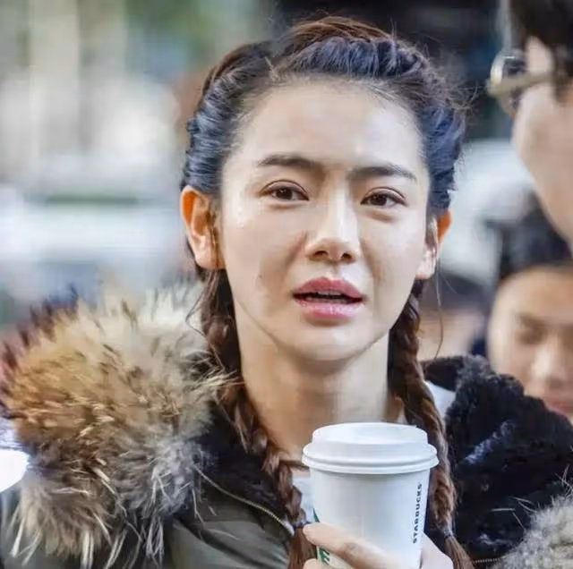 戚薇全素顏生圖流出！37歲面部線條優越，五官清秀少女感十足，網友：難怪李承鉉那麼愛